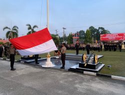 Kapolres Kampar Pimpin Upacara Pengibaran Bendera Merah Putih di HUT RI ke-79. 