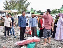 Tanggap Peduli Bencana, Pj Sekda Kampar Langsung serahkan Bantuan Kebakaran.