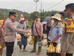 Kapolres Kampar Borong Dagangan Penjual Kacang Saat Atur Kemacetan di Jalan Amblas
