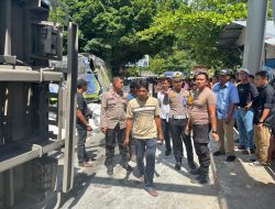 Diduga Rem Blong, Dua Truk Bertabrakan Hingga Terbalik