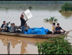Begini Perjuangan Polisi Antar Logistik ke Desa Terpencil