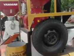 Dinas Pertanian Kampar Serahkan Bantuan Mesin Penggiling Padi di Desa Binuang