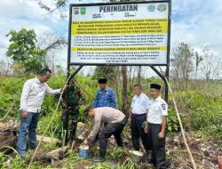 Polsek Tambang Bersama Upika Pasang Plang Peringatan Dilarang Beraktifitas di Lahan Terbakar