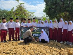 Kapolsek Tambang: ‘Lestarikan Lingkungan Mulai dari Sekolah!’, Green Policing Sentuh SDIT dan SMPIT Muhammadiyah, Tanam Pohon Bersama!