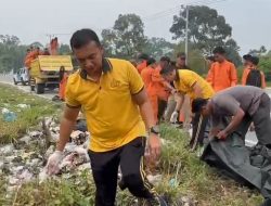 Jum’at Bersih, Kapolsek dan Jajaran Bersihkan Sampah di Sepanjang Jalan di Desa Balam Jaya