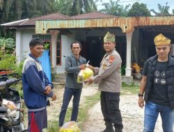 Kapolsek Kampar Bersama PT Green Palma Salurkan Bantuan Untuk Korban Angin Puting Beliung 