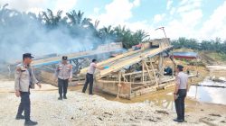 Kapolsek Kampar Kiri Pimpin Penindakan PETI, 6 Unit Rakit Diamankan 