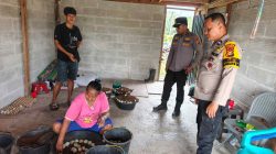 Bhabinkamtibmas Polsek Tambang Dampingi Peternak Bebek Wujudkan Ketahanan Pangan