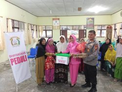 Bhayangkari Polsek Kampar Berbagi Kebahagiaan di Desa Ranah Singkuang