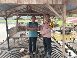 Dukung Swasembada Pangan, Bhabinkamtibmas Polsek Tambang Sambangi Pembudi Daya Ikan Patin di Desa Aursati 