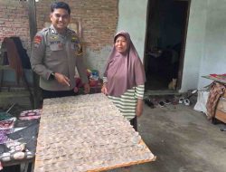 Bhabinkamtibmas Desa Koto Perambahan Dukung Industri Pembuatan Kerupuk Tempe