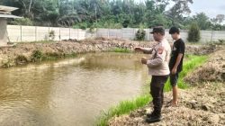 Bhabinkamtibmas Dampingi Petani Ikan di Desa Terantang Dukung Ketahanan Pangan