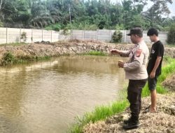 Bhabinkamtibmas Dampingi Petani Ikan di Desa Terantang Dukung Ketahanan Pangan