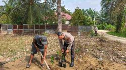 Peduli Lingkungan Bhabinkamtibmas Polsek Tambang Serahkan Lima Bibit Jeruk, Green Policing Polres Kampar