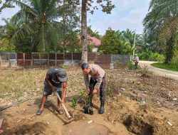Peduli Lingkungan Bhabinkamtibmas Polsek Tambang Serahkan Lima Bibit Jeruk, Green Policing Polres Kampar