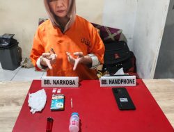 Satresnarkoba Polres Kampar Tangkap Wanita di Toko Pakaian, Temukan Dua Paket Sabu-sabu 