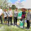 Kapolsek Tambang Serahkan Bantuan Pupuk Pada Kelompok Tani Dalam Rangka Swasembada Pangan