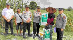 Kapolsek Tambang Serahkan Bantuan Pupuk Pada Kelompok Tani Dalam Rangka Swasembada Pangan