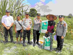 Kapolsek Tambang Serahkan Bantuan Pupuk Pada Kelompok Tani Dalam Rangka Swasembada Pangan