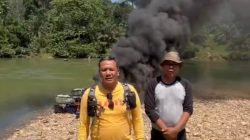 Polsek Kampar Kiri Bakar Dua Rakit Tambang Ilegal Dibakar di Sungai Batang Bio