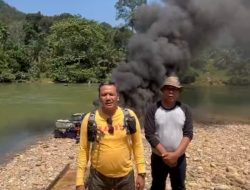 Polsek Kampar Kiri Bakar Dua Rakit Tambang Ilegal Dibakar di Sungai Batang Bio